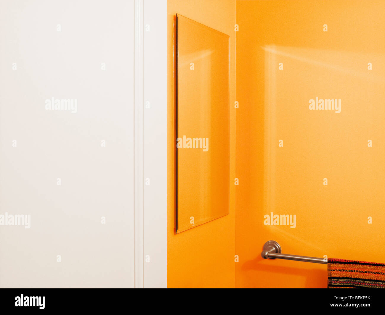 Spiegel In Orange Badezimmer Stockfoto