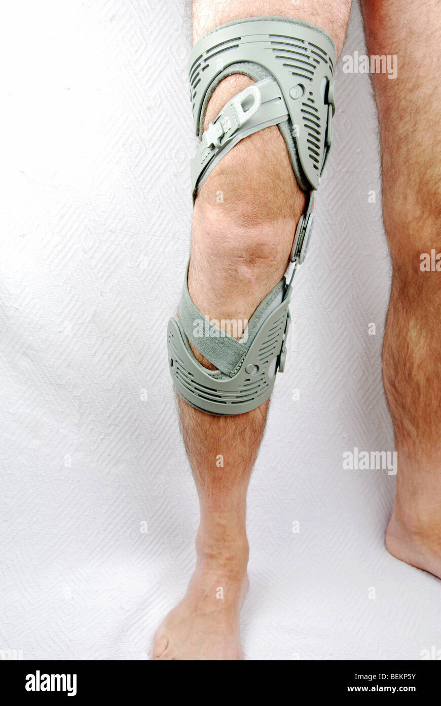 ein Mann mit einer Knieorthese an seinem rechten Bein Stockfoto