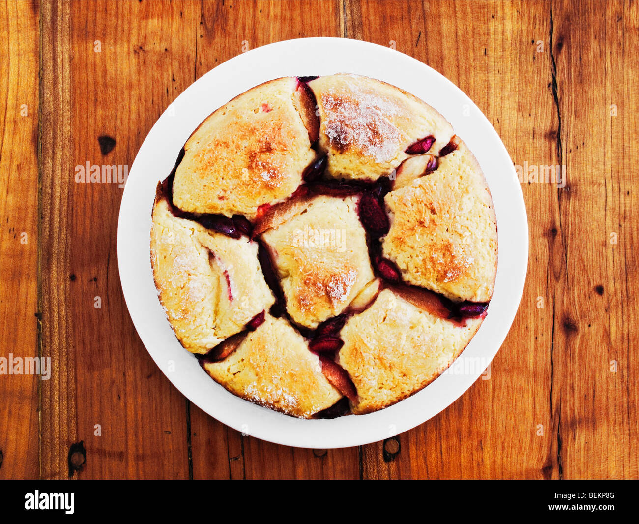 Österreichische Semmelknödel mit Früchten auf rustikalen Holztisch Stockfoto