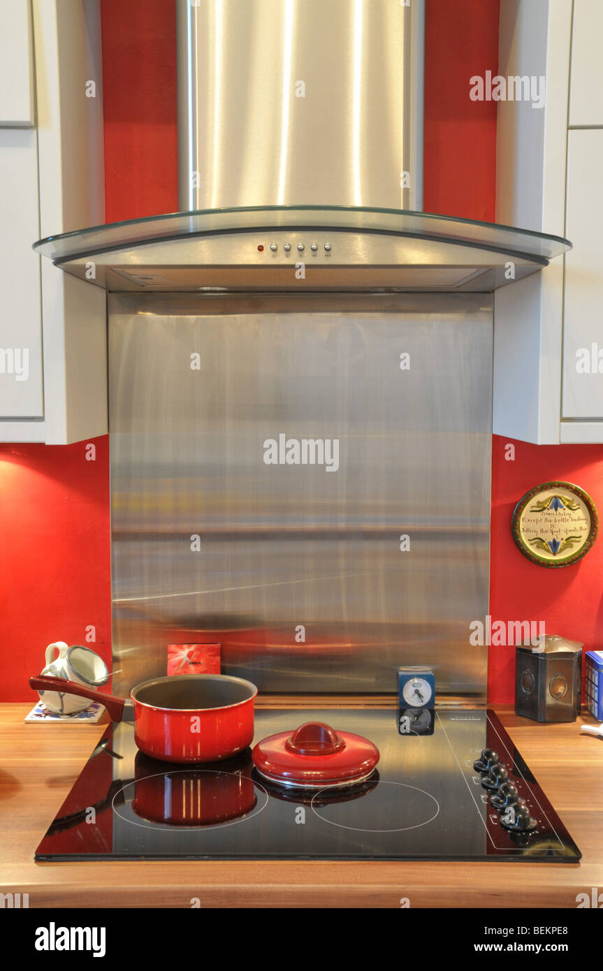 Moderne Küche mit e-Herd Elektroherd und Dunstabzugshaube Luft. Stockfoto