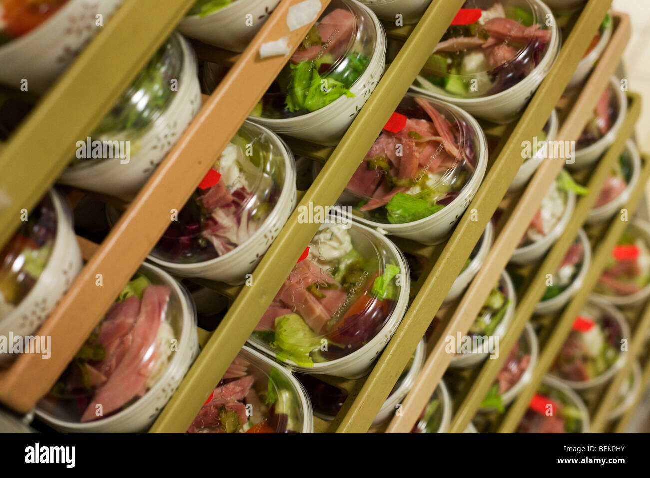Fleisch Salate sind in Bereitschaft für eine Fluggesellschaft Bordmahlzeiten bei Gate Gourmet, Flughafen Heathrow gestapelt. Stockfoto