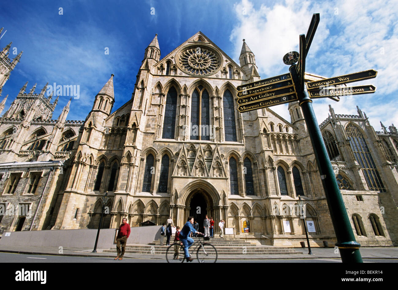 Wegweiser vor York Minster, Yorkshire, England, UK Stockfoto