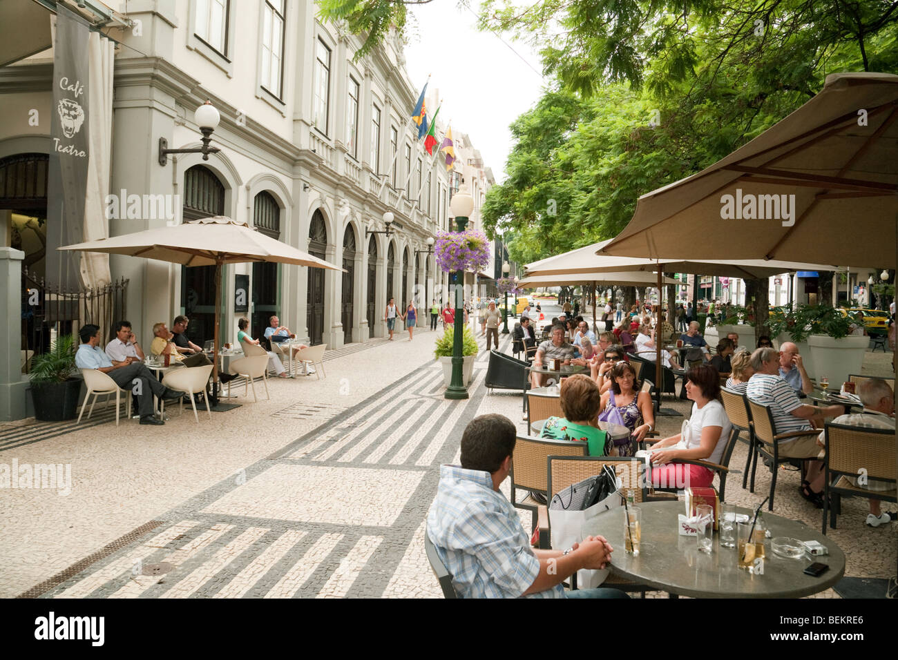 Menschen entspannen in Straßencafés, Funchal, Madeira Stockfoto