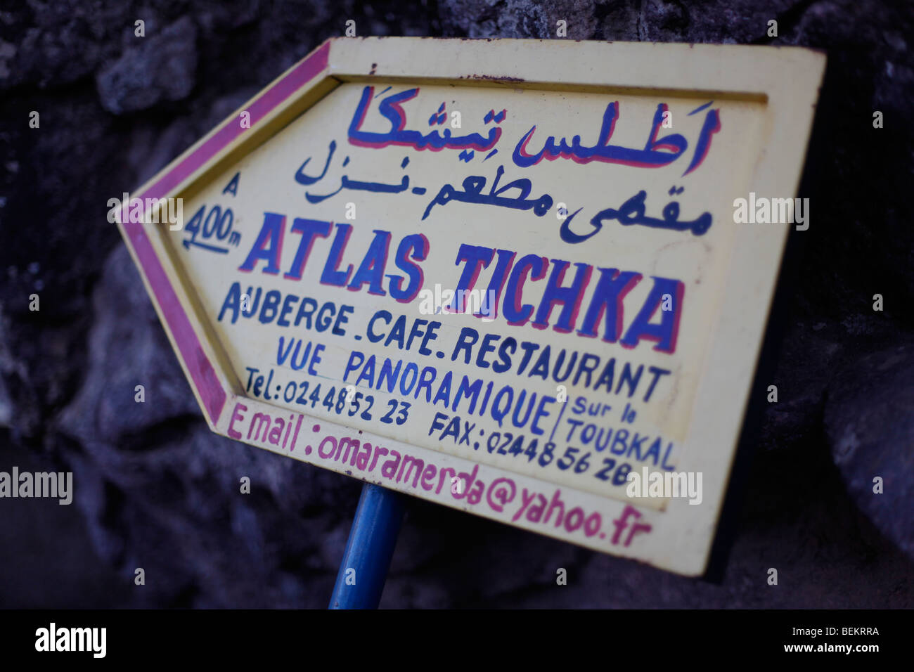 Ein Schild in englischer und arabischer Sprache leiten Menschen in ein Café am Fuße des Atlas-Gebirges in der Nähe von Marrakesch. Stockfoto