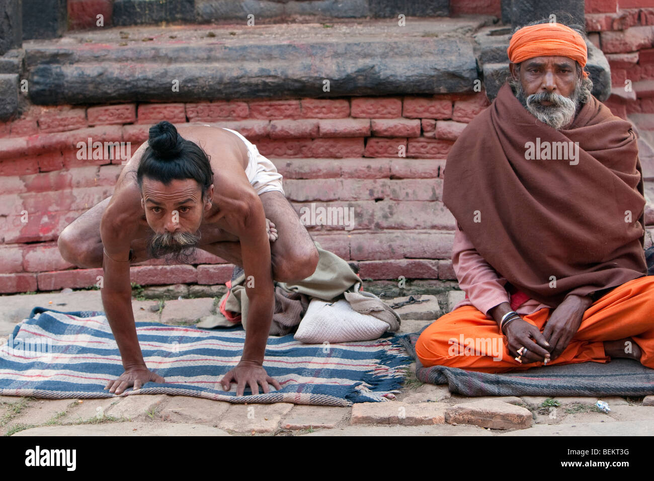 Pashupatinath, Nepal. Sadhus (Heilige Männer) am heiligsten Hindu-Tempel Nepals. Stockfoto