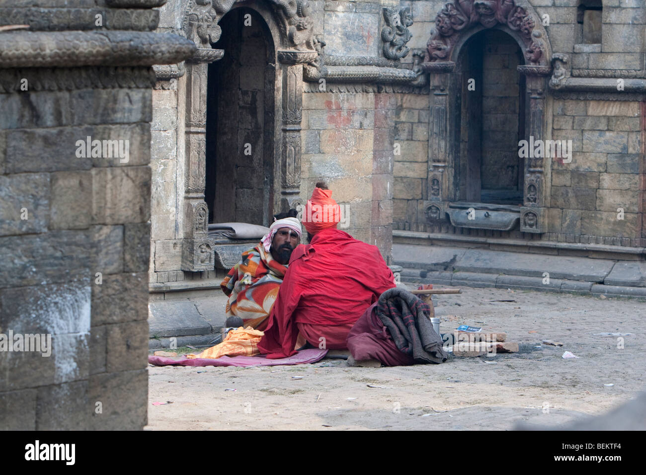 Pashupatinath, Nepal. Zwei Sadhus (Heilige Männer) im Gespräch unter Shiva Heiligtümer mit Blick auf Nepals heiligster Hindu-Tempel. Stockfoto