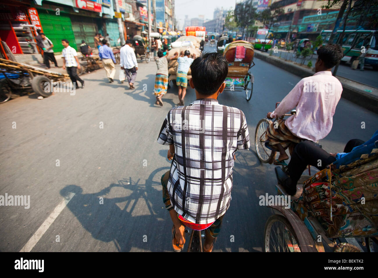 Reiten auf einem Velo-Rikscha in Dhaka Bangladesch Stockfoto