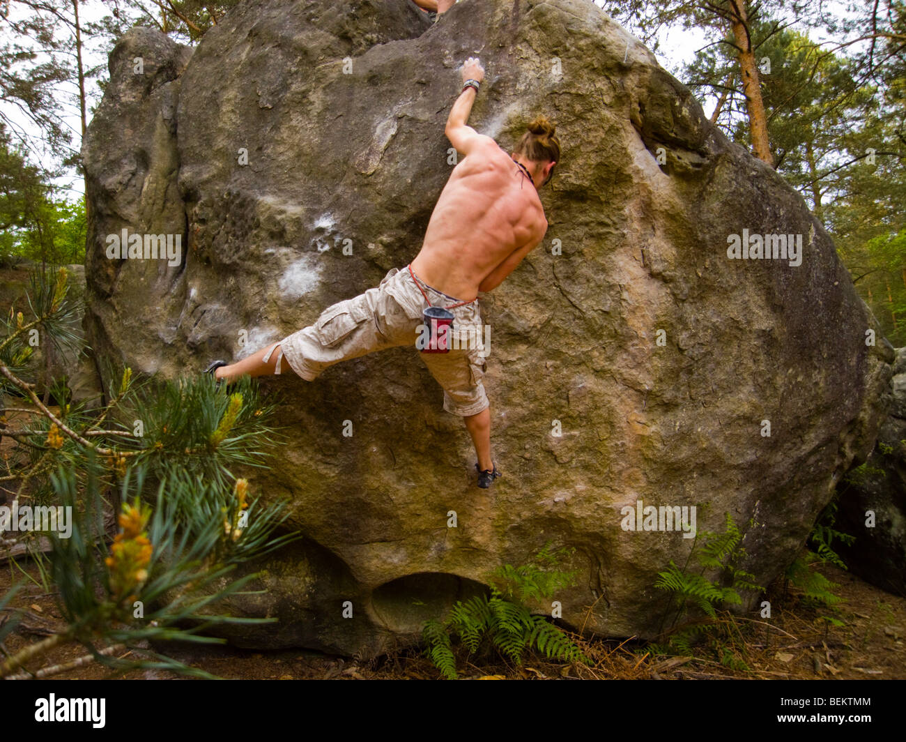Männliche Bouldern im Isatis Fontainebleau Frankreich Stockfoto