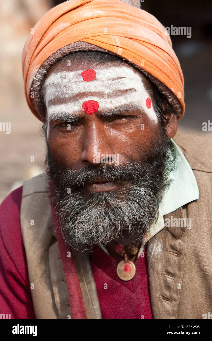 Pashupatinath, Nepal. Sadhu (Heiliger) am heiligsten Hindu-Tempel Nepals.  Roten Tikka auf seiner Stirn ein Zeichen des Hinduismus. Stockfoto