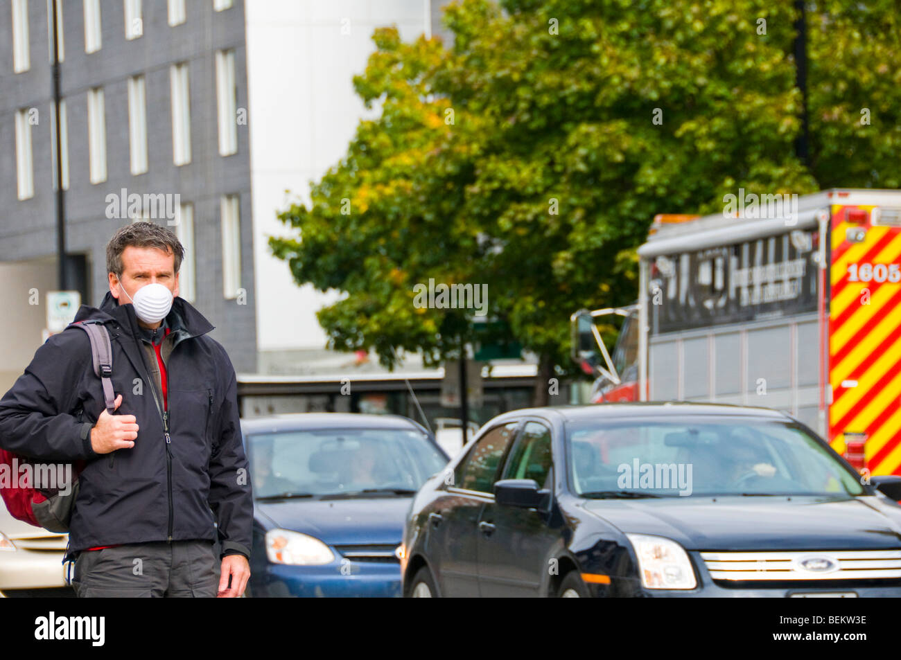 Mann trägt eine schützende Schweinegrippe Maske Stockfoto