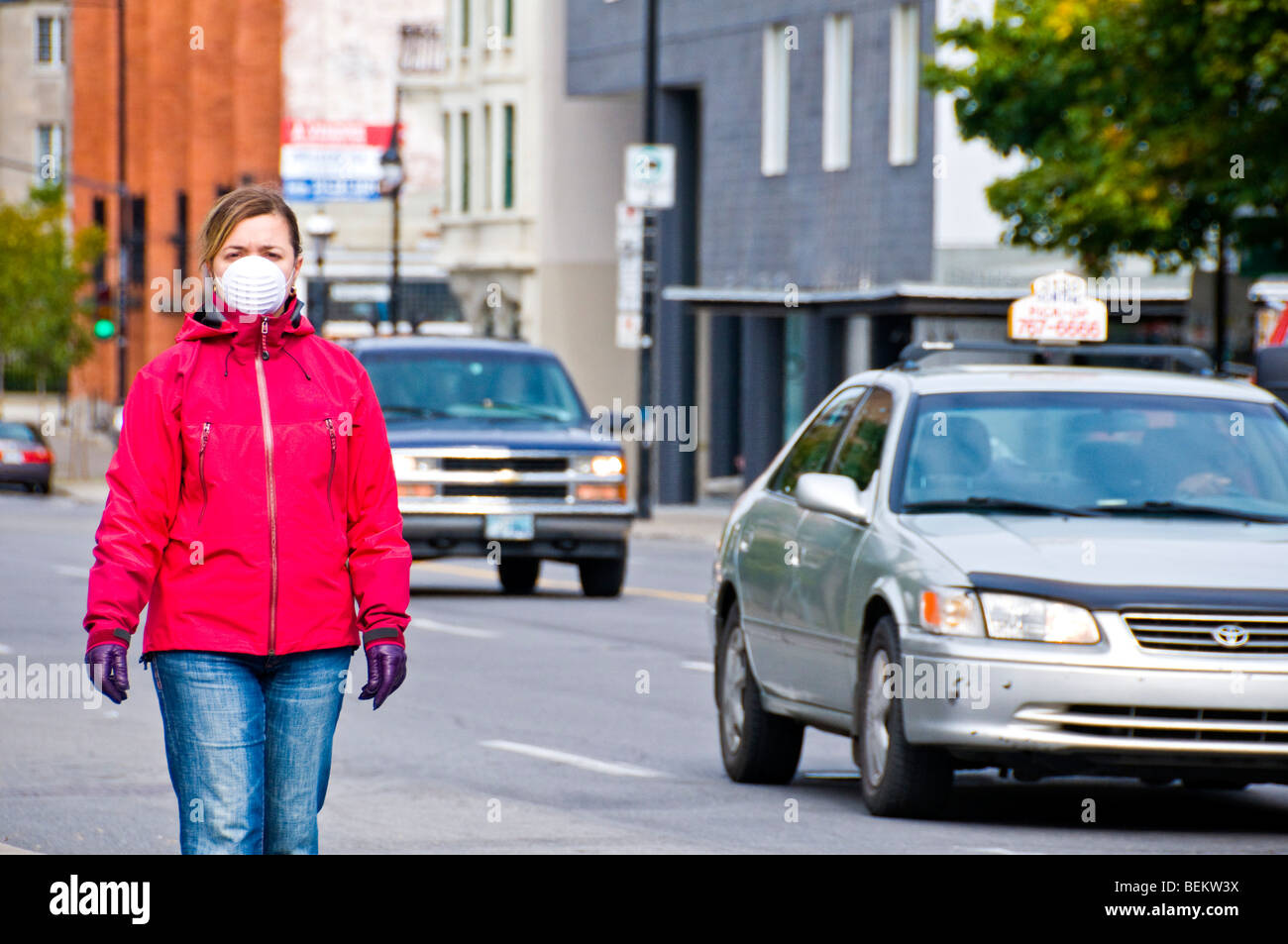 Frau mit Maske Walking auf Straße Stockfoto