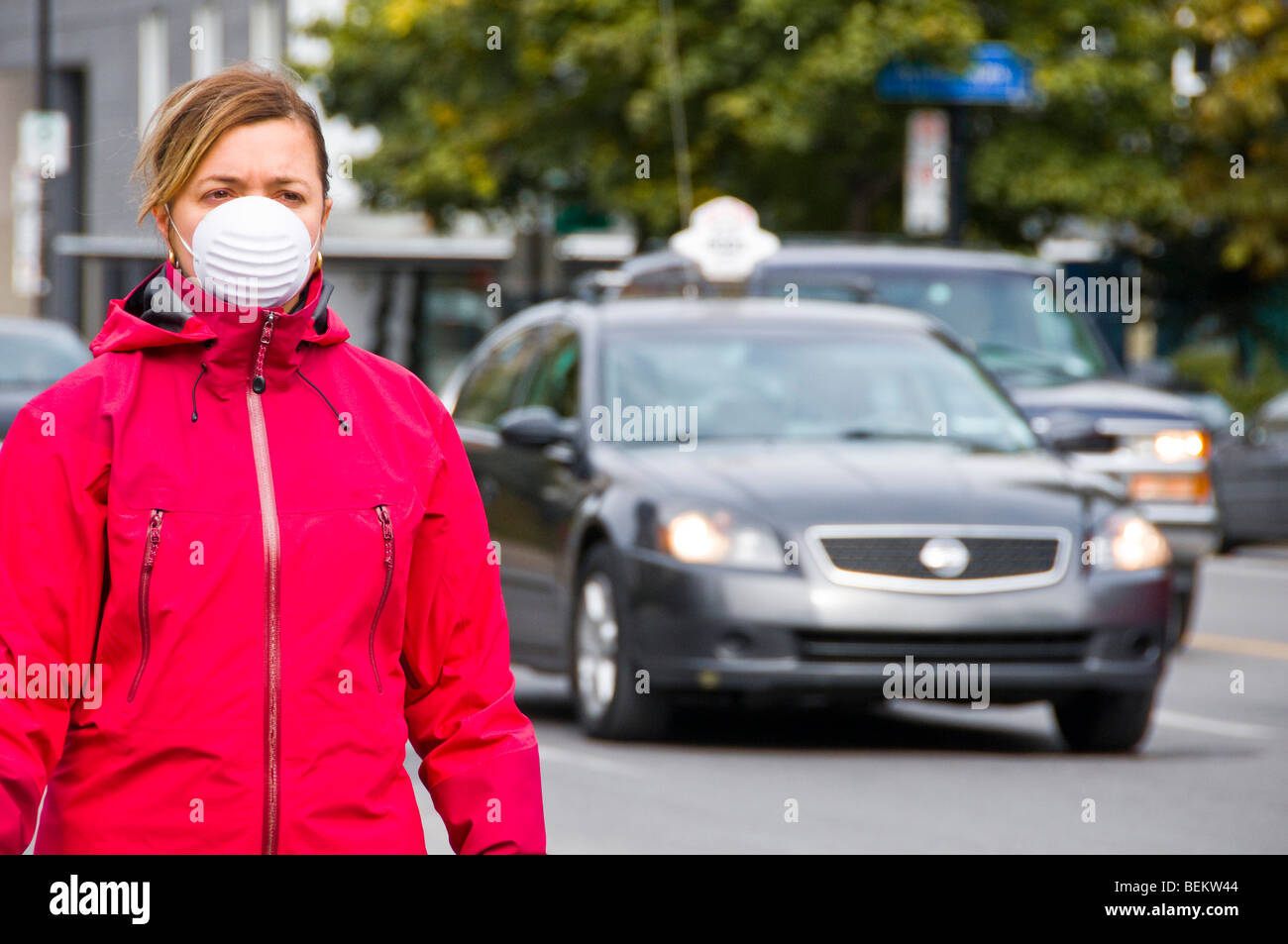 Frau trägt eine Schutzmaske Straßenverkehr Stockfoto