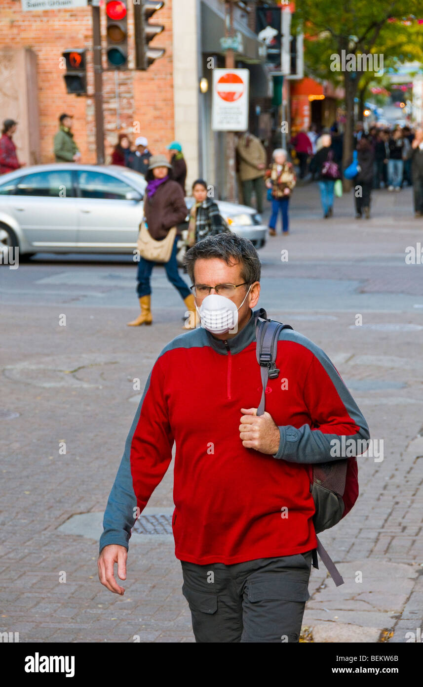 Person zu Fuß mit Maske Montreal Stockfoto