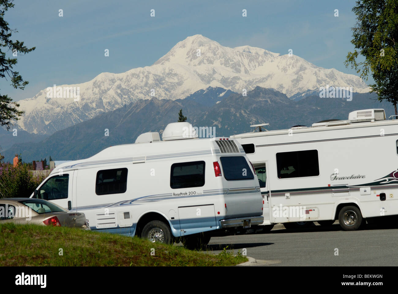 Mt McKinley Nord und Süd Gipfel gesehen von dem George Parks Highway mit Urlauber Freizeitfahrzeuge in einer Raststätte/vie Stockfoto