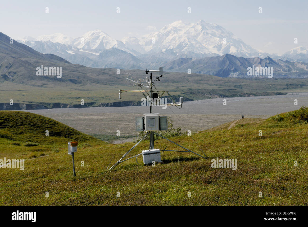 Klima, die monitoring-Station, in der Nähe des Eielson, Denali Nationalpark und Reservat, Alaska, mit Mt McKinley im Hintergrund. Stockfoto