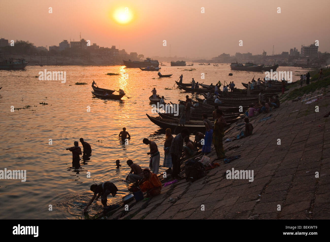 Baden und Bootfahren in der extrem verschmutzt Wasser des Flusses Buriganga in Dhaka Bangladesch Stockfoto