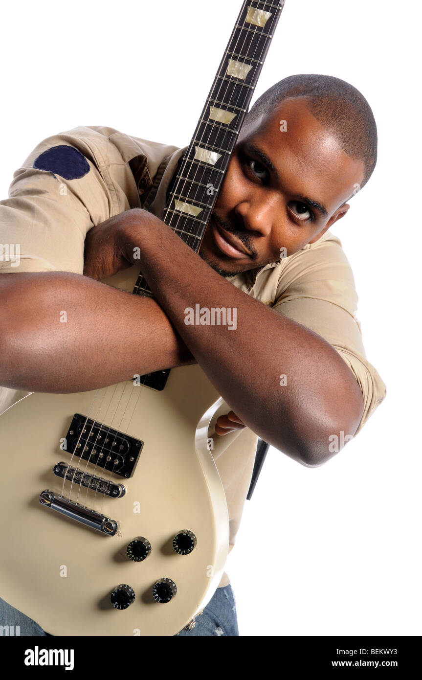 Porträt des afroamerikanischen Musiker halten e-Gitarre Stockfoto