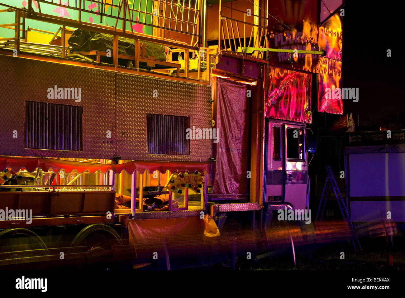 Reflexionen auf der Seite des LKW Fun House. Mittsommer Fair, Cambridge schließen. "Planet Hollywood" Funhouse von John Stokes Stockfoto