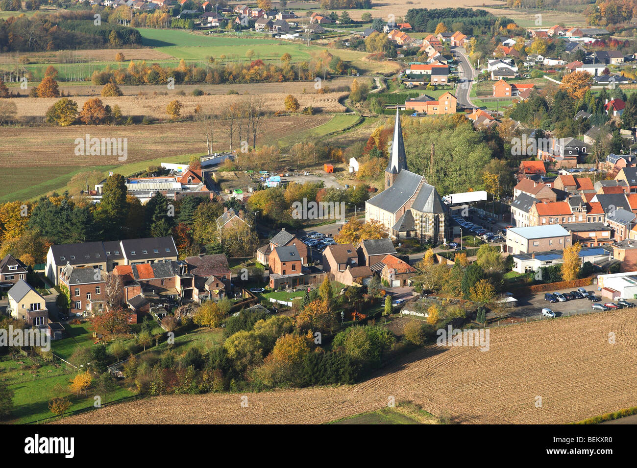 Dorf mit Kirche der Gemeinde Testelt aus der Luft, Belgien Stockfoto