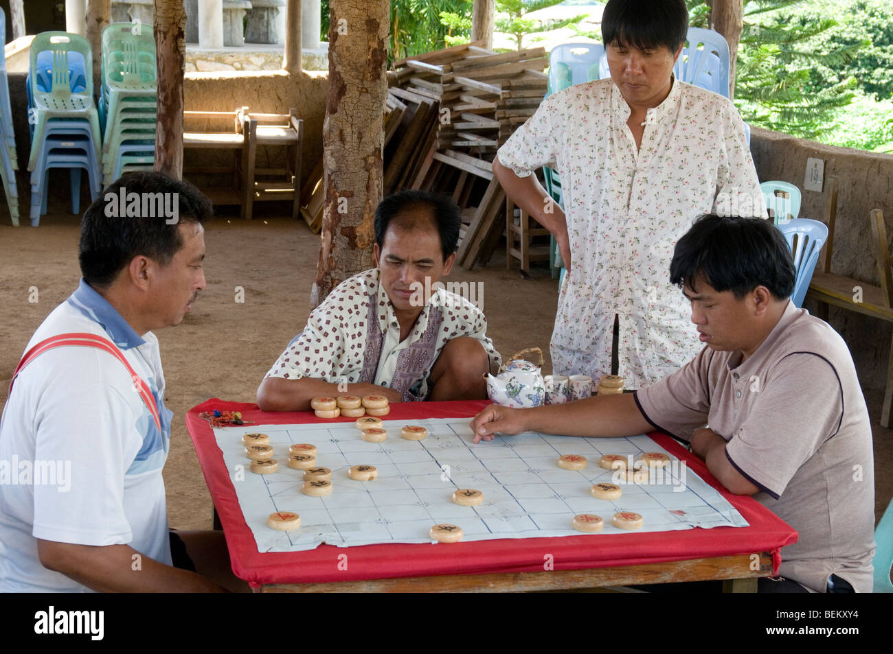Männer spielen Dame in einem chinesischen Dorf Yunnan, Nordthailand Stockfoto