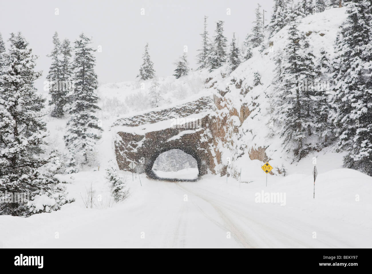 Straßen- und Tunnelbau im Winter, Ouray, Rocky Mountains, Colorado, USA Stockfoto