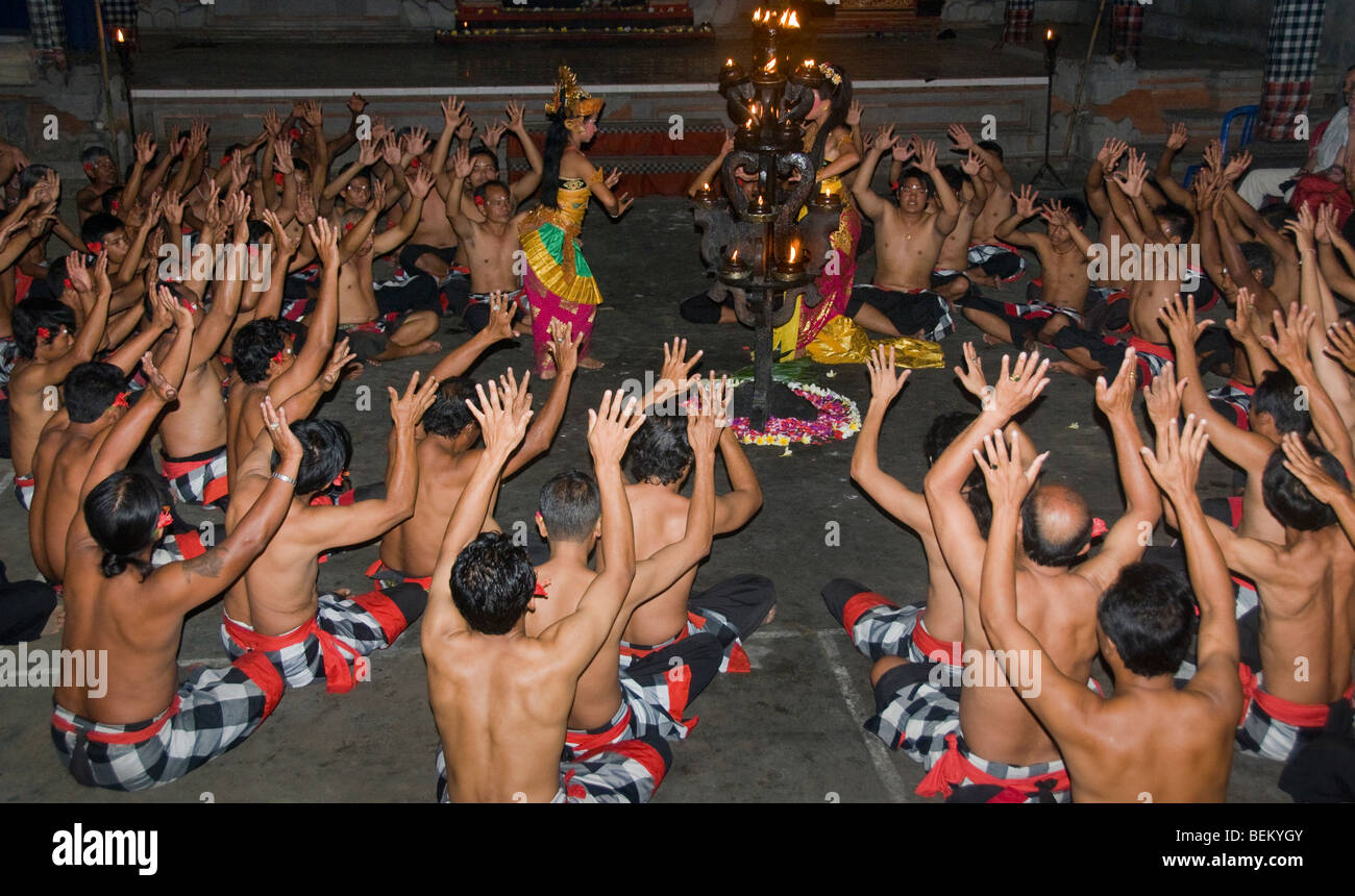 Männer, die Teilnahme an einer Kecak-Tanz-Performance in Ubud-Bali Stockfoto