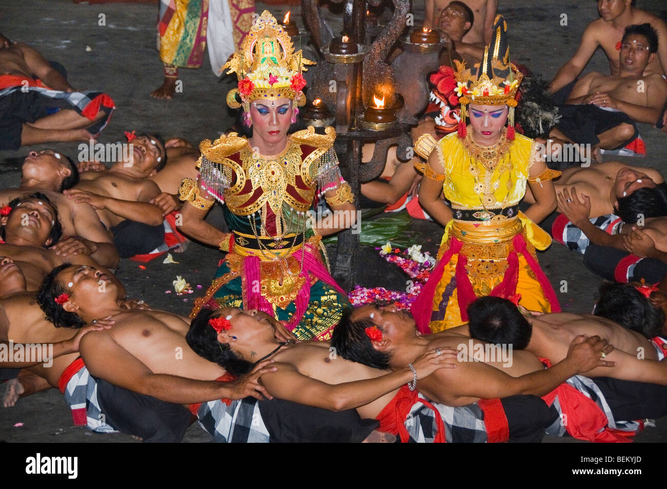 Darsteller in einer Kecak-Tanz-Performance in Ubud-Bali Stockfoto