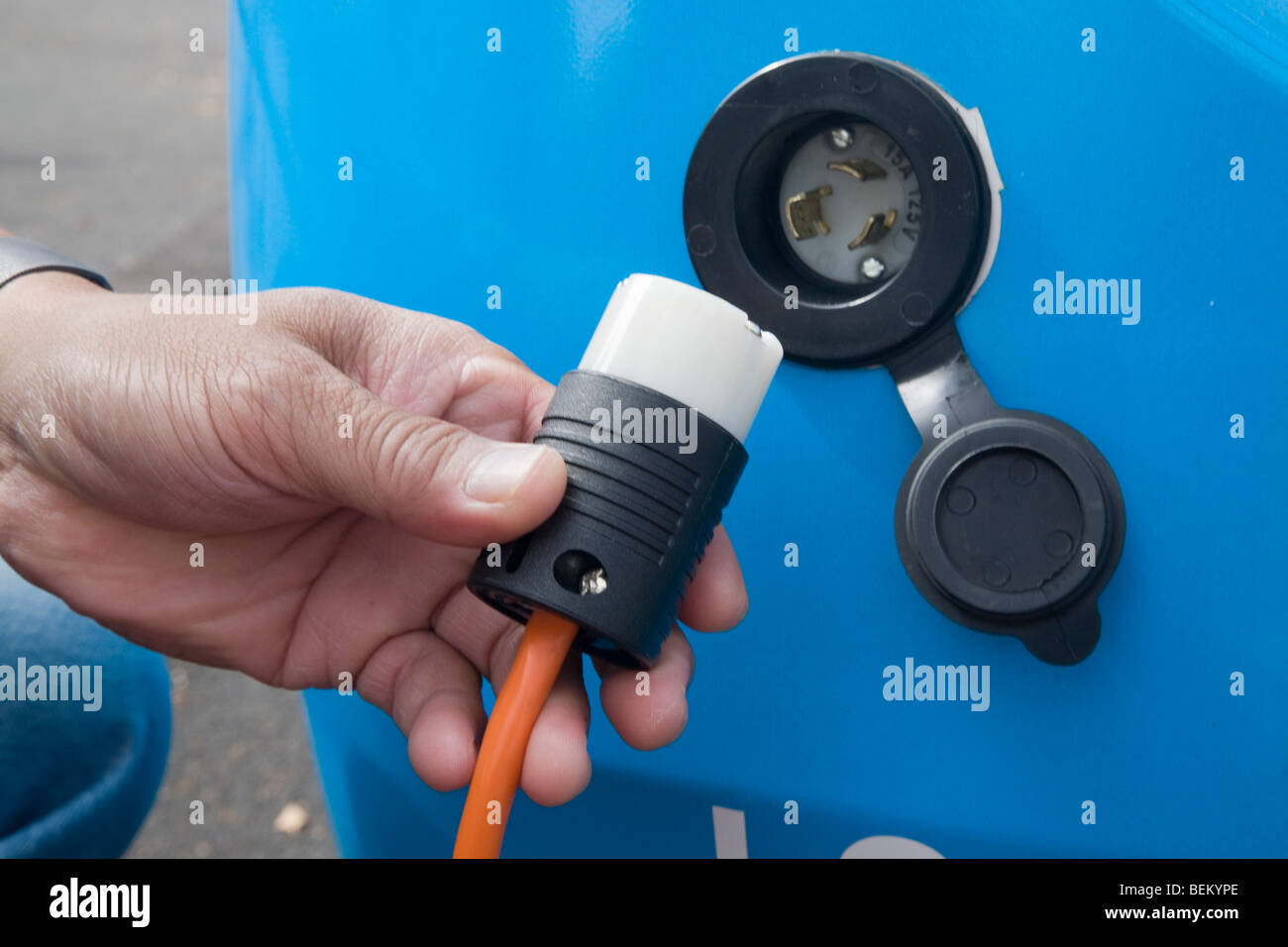 Dreipoligen Stecker auf der hinteren Stoßstange des Toyota Prius Plug-in-Hybrid. Palo Alto, Kalifornien, USA Stockfoto