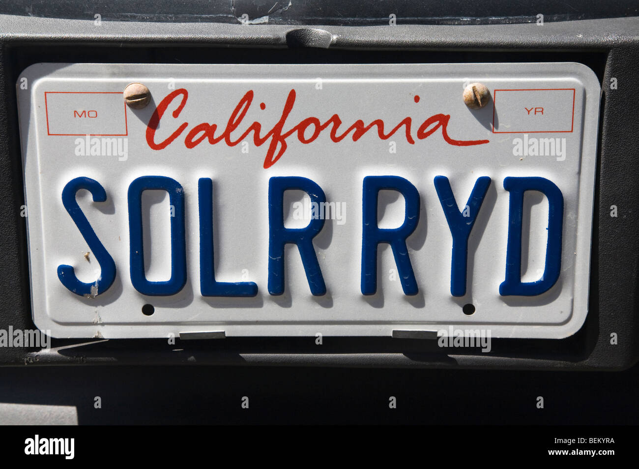Nahaufnahme von "SOLR RYD" Kfz-Kennzeichen, die Förderung von Elektrofahrzeugen mit solar erzeugte Energie aufgeladen. Kalifornien, USA Stockfoto