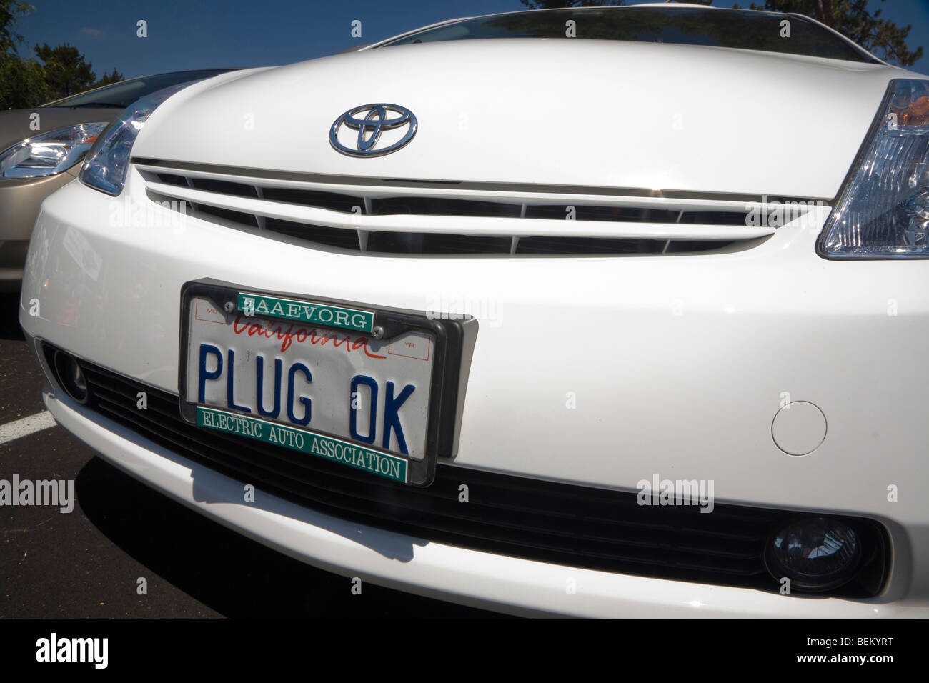 Nahaufnahme des Toyota Prius Plug-in Hybrid mit einer "PLUG" OK "" Kfz-Kennzeichen. Stockfoto