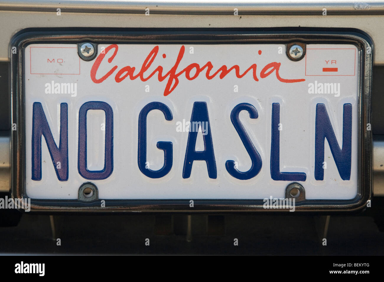 Nahaufnahme einer "NO GASLN" (kein Benzin) Elektro-Fahrzeug-Kennzeichen. Palo Alto, Kalifornien, USA Stockfoto
