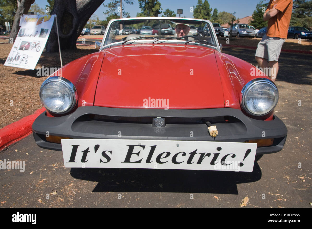 Vorderansicht des einen MG Midget die benutzerdefinierte wurde umgewandelt in elektrische Energie. Bei einem Elektrofahrzeug-Rallye in Palo Alto Stockfoto