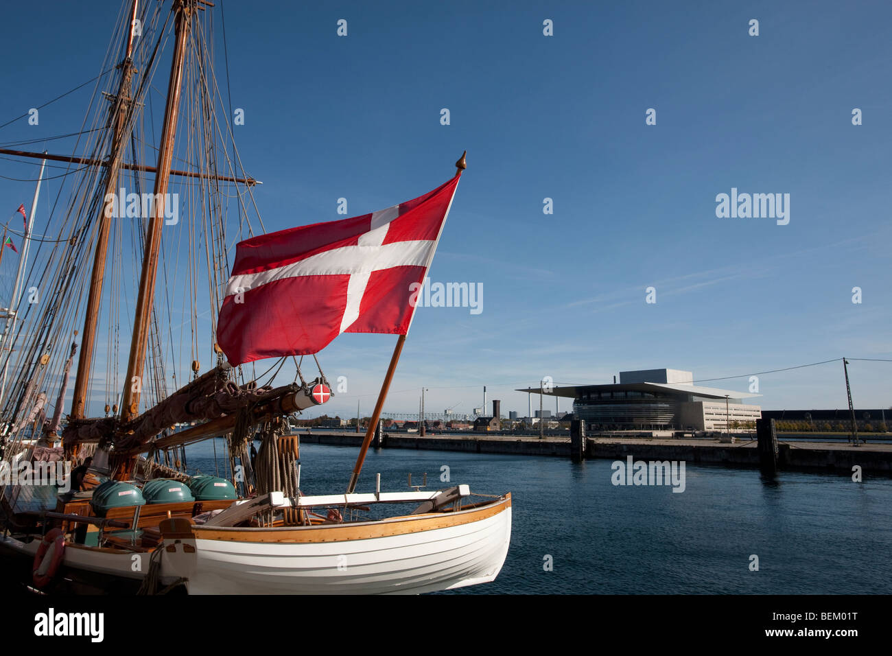 Opernhaus und Rückseite des Segelschiff. Kopenhagen, Dänemark, Scandinavia Stockfoto