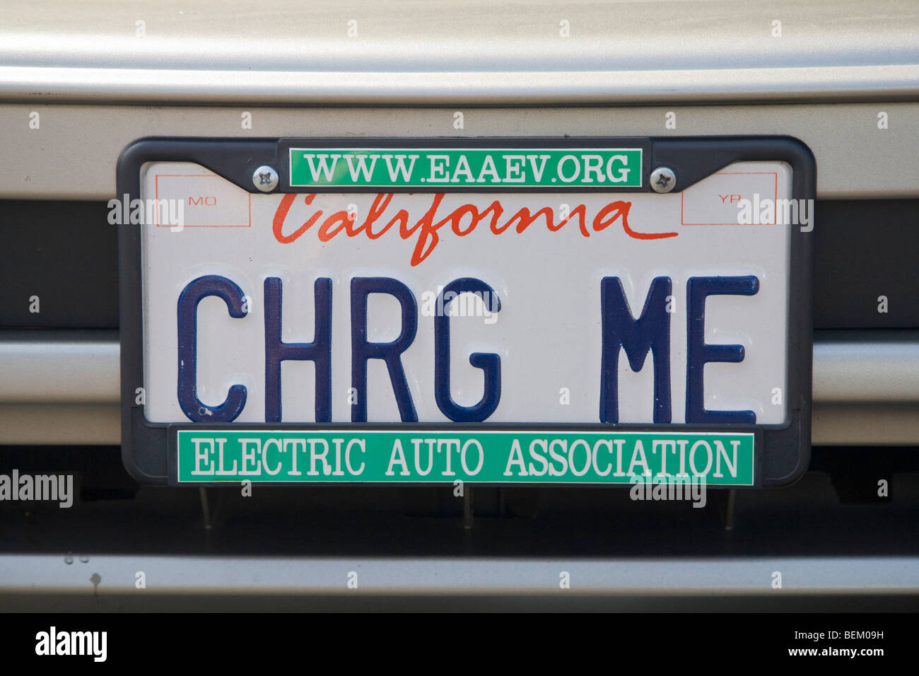 Nahaufnahme von "Anlegen ME" (mir Kosten) Kfz-Kennzeichen. Elektrofahrzeug-Rallye in Palo Alto, Kalifornien, USA Stockfoto
