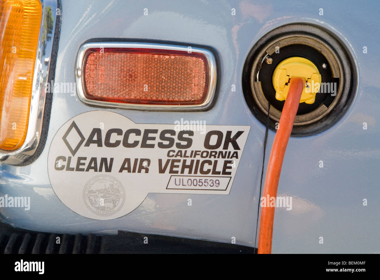 Nahaufnahme der Stromkabel angeschlossen an benutzerdefinierten umgebauten BMW. Saubere Luft-Fahrzeug Aufkleber kann Auto auf Carpool Lanes verwendet werden. Stockfoto