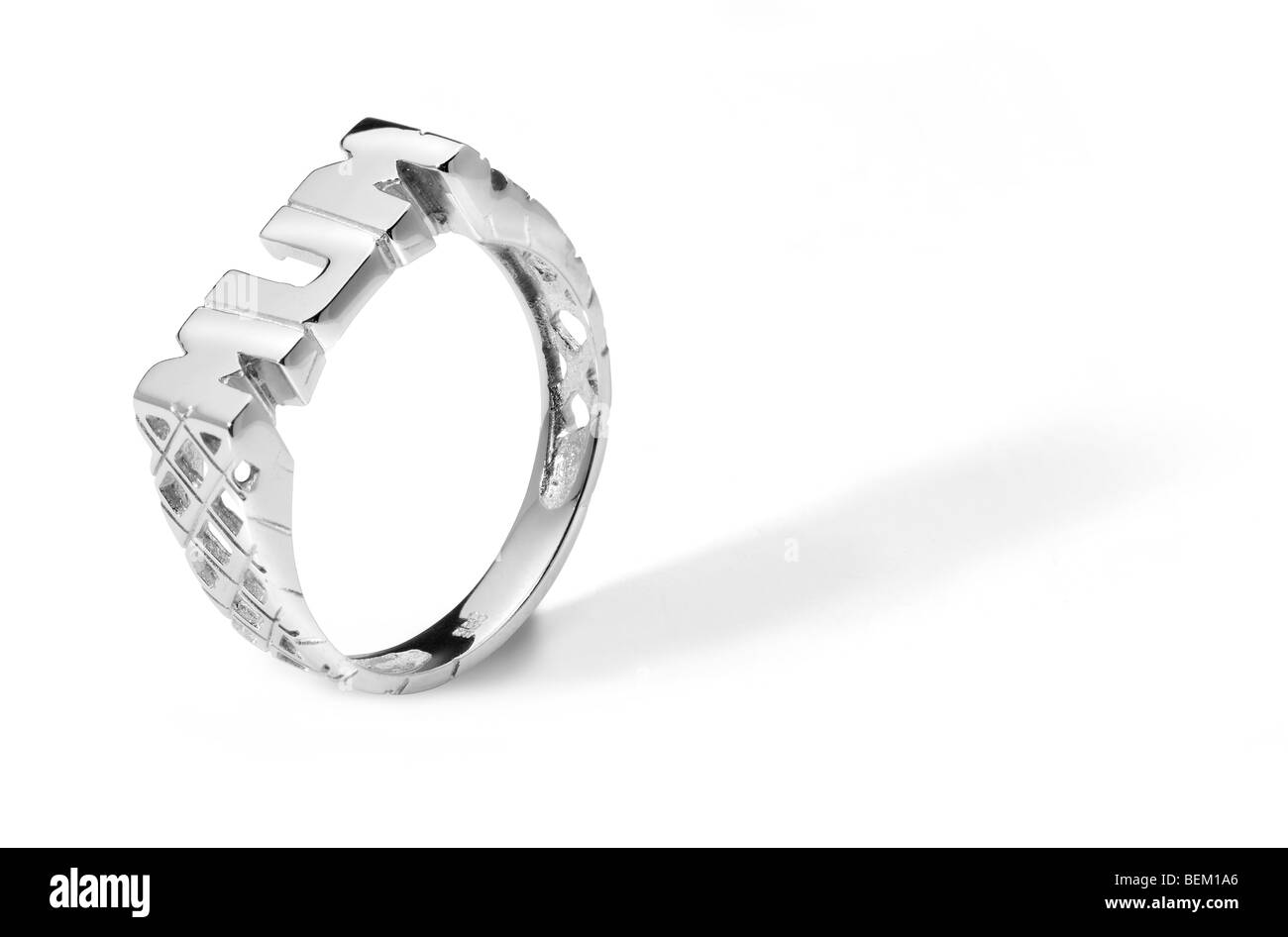 Chunky bemannt silberner MAMA-Ring auf weißem Hintergrund Stockfoto
