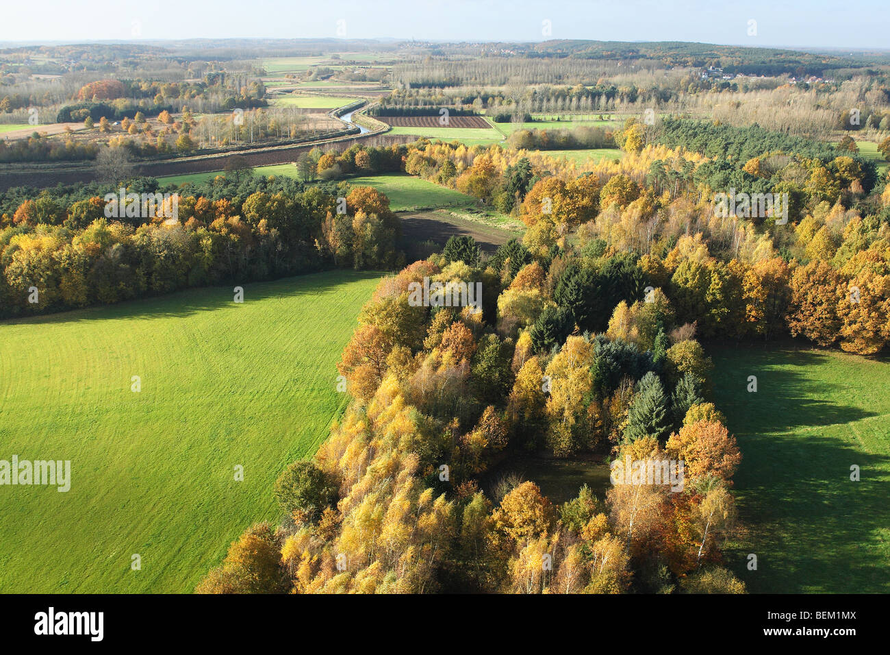 Mischwald mit Eichen (Quercus Robur) Buche (Fagus Sylvatica) und Birken (Betula SP.) mit Wald, Felder und Wiesen ich Stockfoto