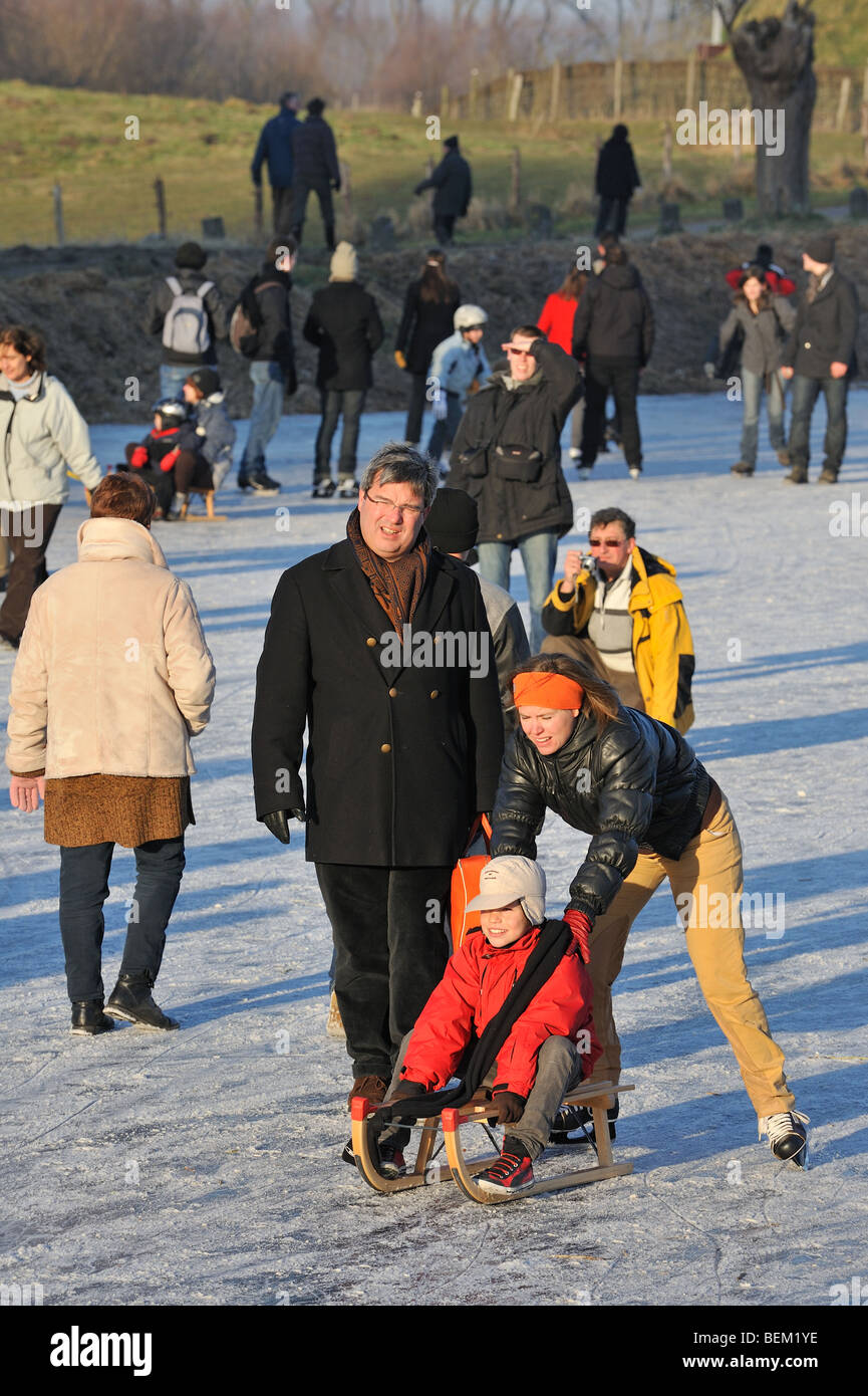 Eislaufen auf gefrorenem see Fotos und Bildmaterial in hoher