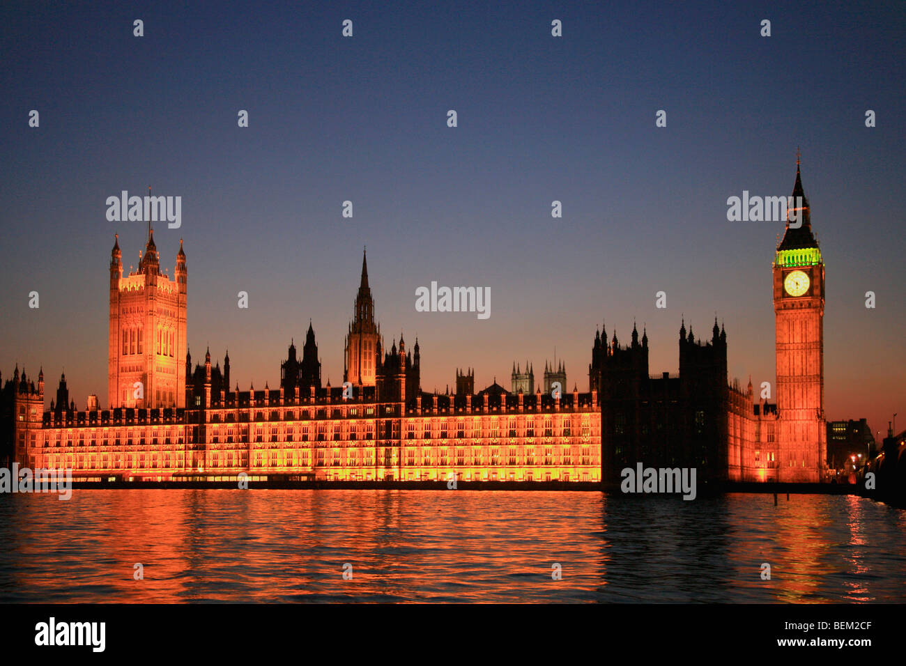 Häuser des Parlaments Big Ben Clock bei Nacht South Bank River Thames Westminster London City England UK Stockfoto