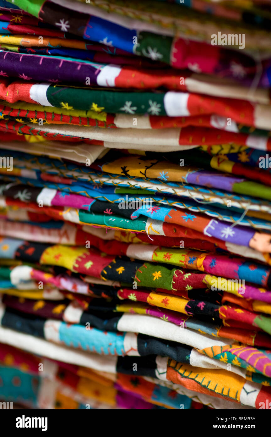 Material für den Verkauf in den Textil-Souk in Dubai Stockfoto