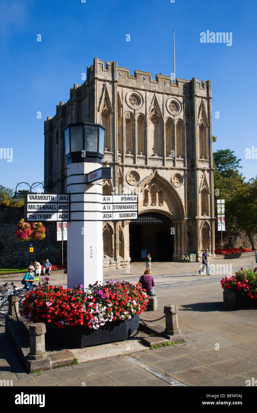 Säule der Salz Roadsign und Abbey Gate Bury St Edmunds Suffolk England Stockfoto