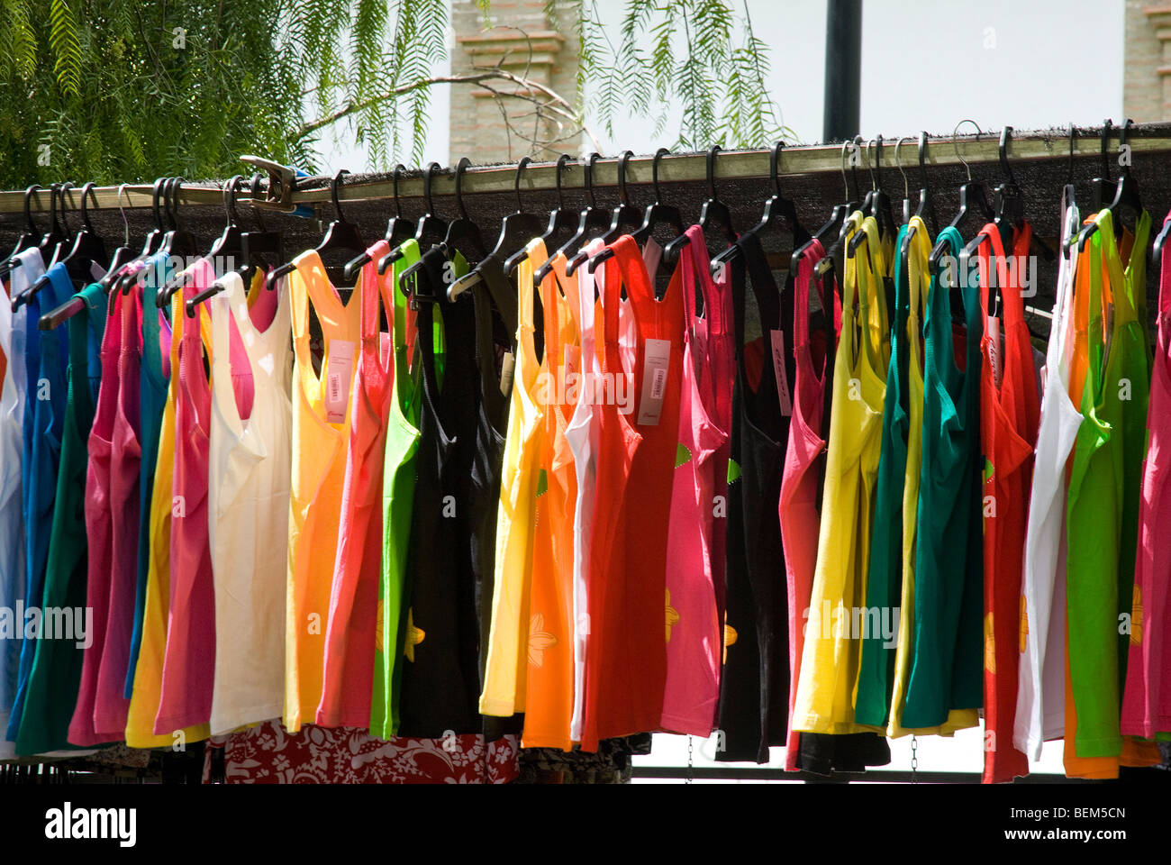 Bunte Kleider auf Markt stall in Spanien Stockfotografie - Alamy
