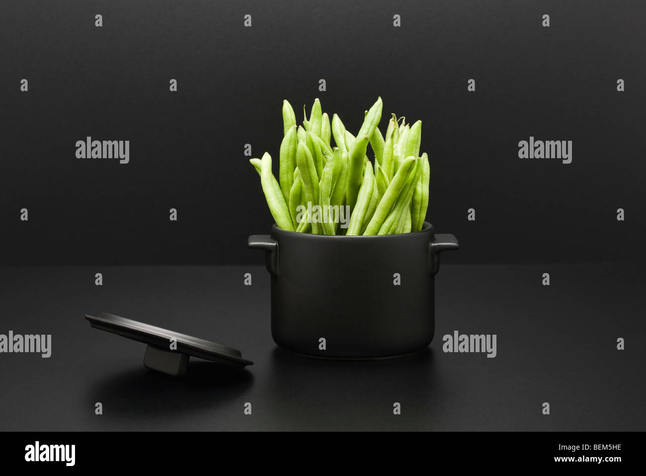 Food-Konzept, frische grüne Bohnen in Miniatur-Topf Stockfoto