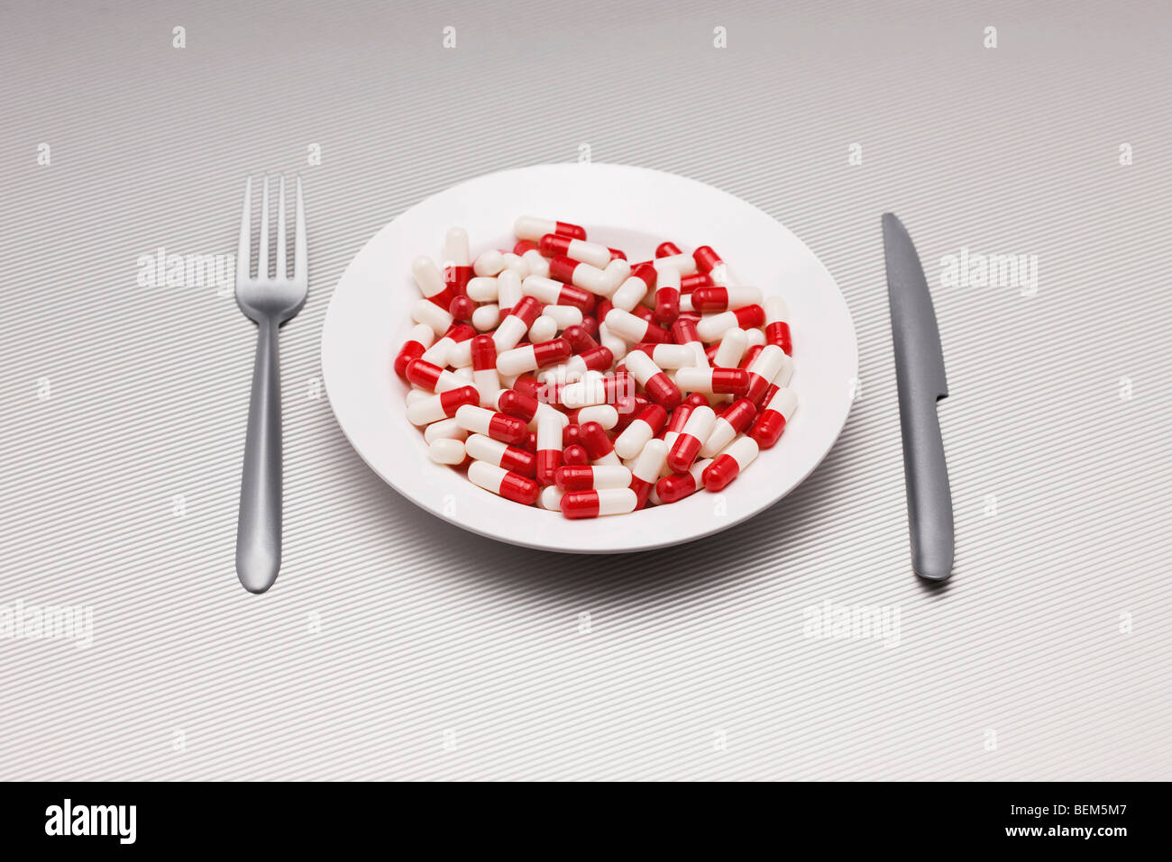 Food-Konzept, Teller voller Pillen Stockfoto