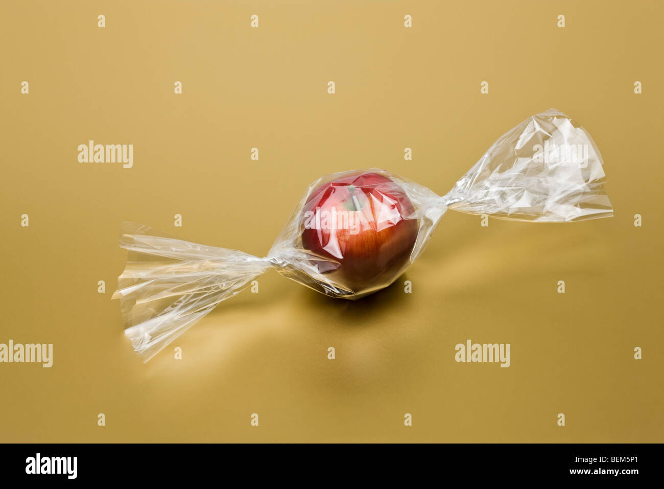 Food-Konzept, frischer Apfel in Cellophan Bonbonpapier Stockfoto