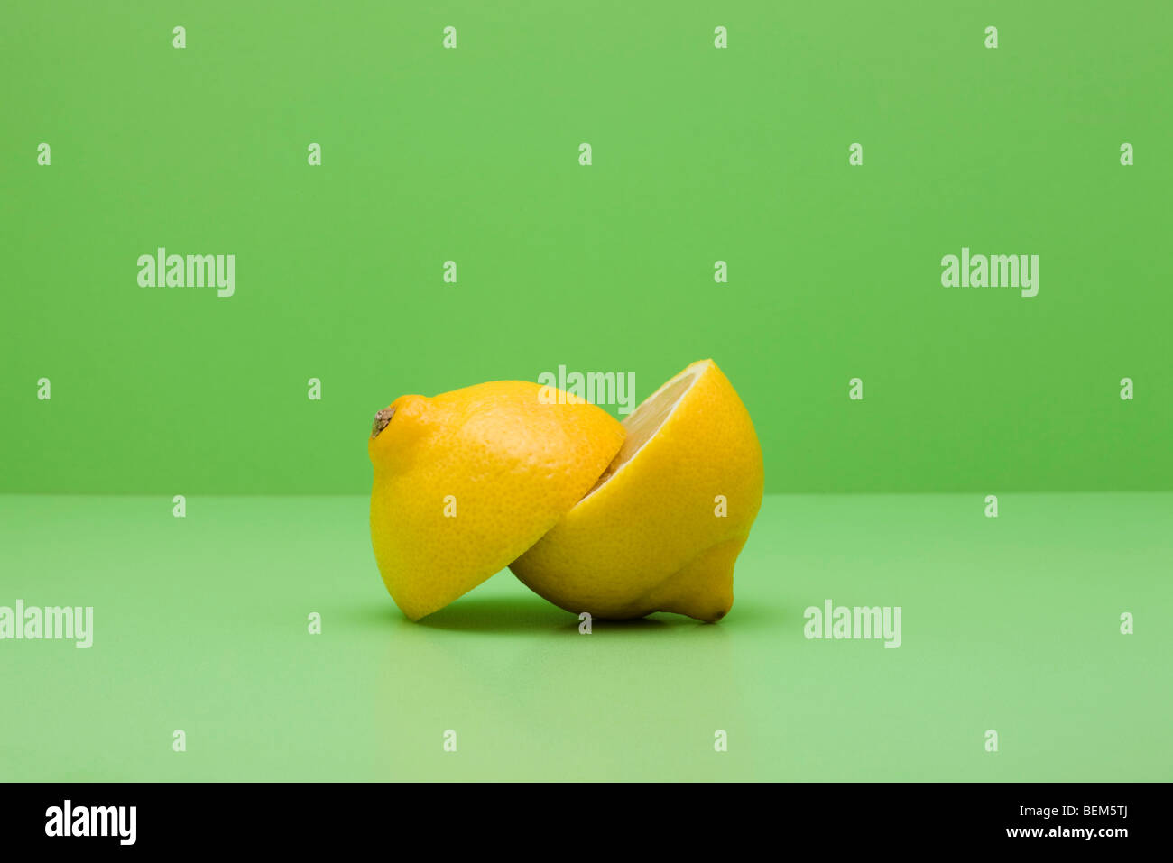 Zitrone, halbiert Stockfoto