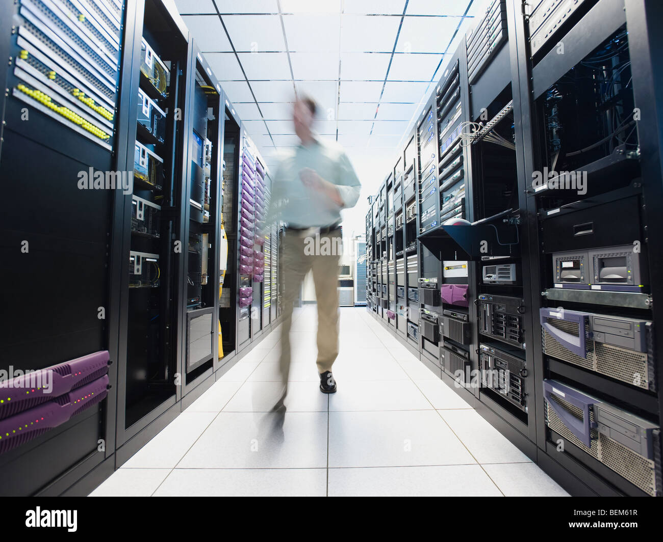 Mann arbeitet im Data center Stockfoto