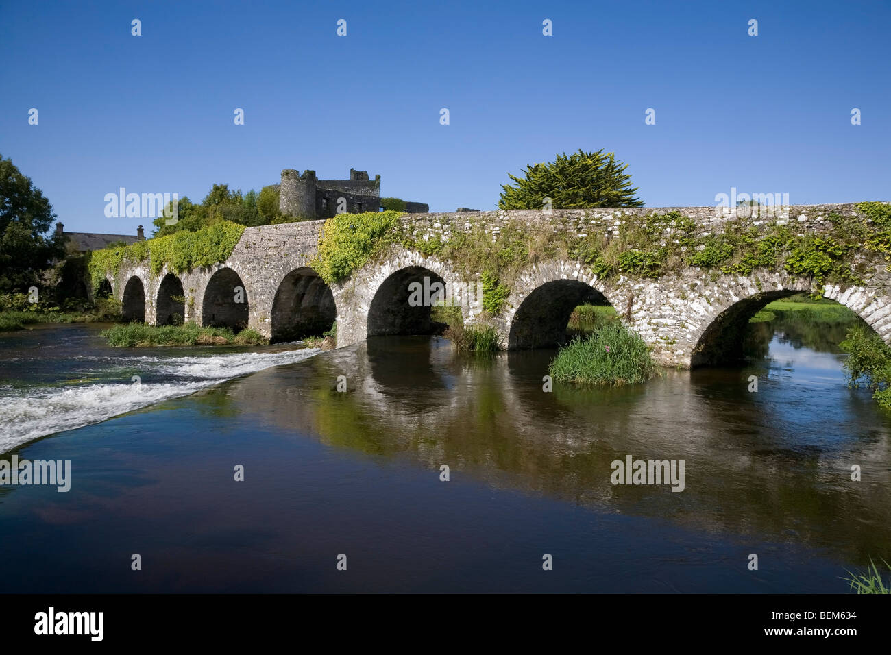 Bogen Sie 17. Jahrhundert dreizehn Brücke über den Fluss Funshion, Glanworth, County Cork, Irland Stockfoto