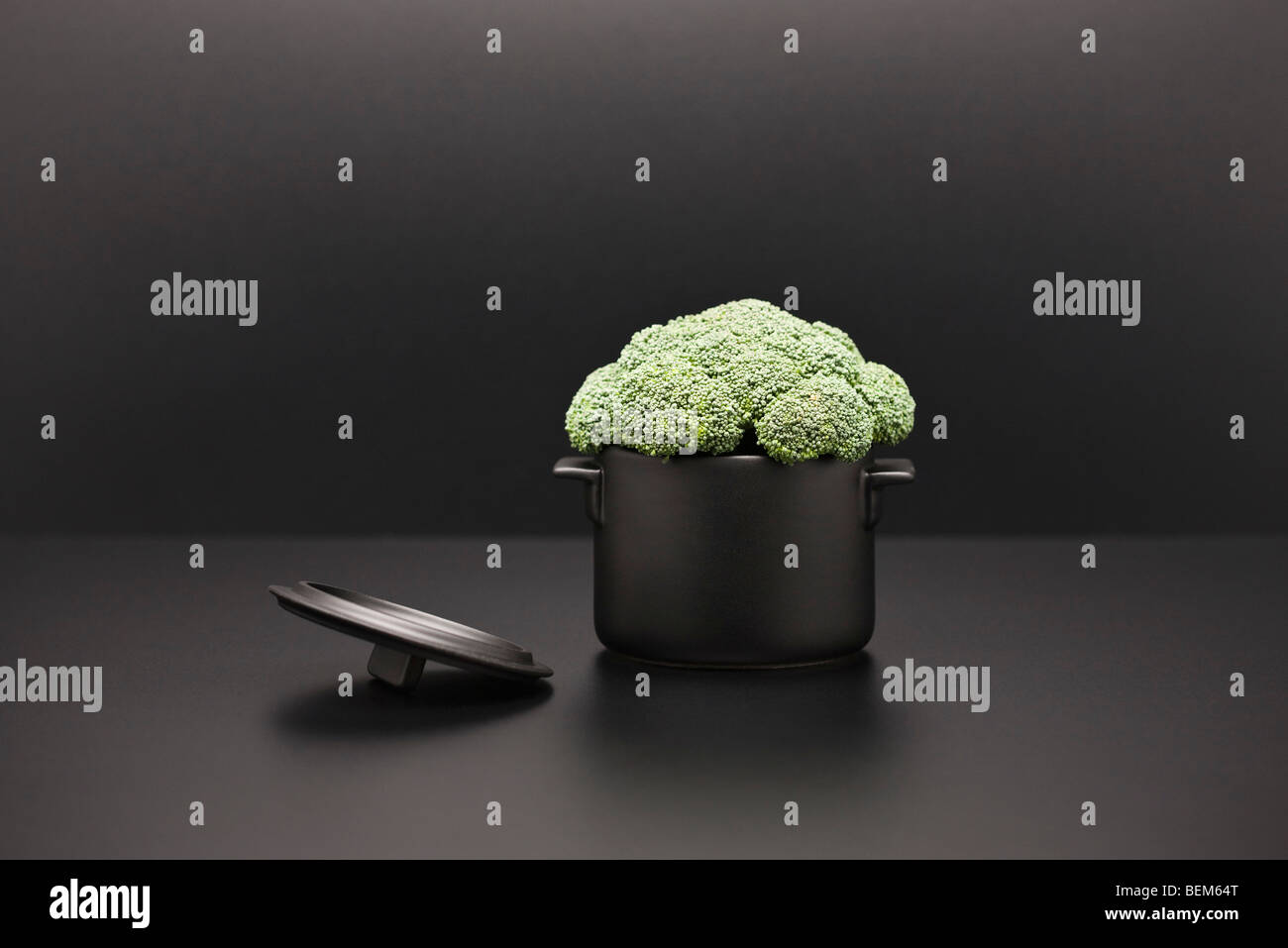 Food-Konzept, frischer Brokkoli in Miniatur-Topf Stockfoto
