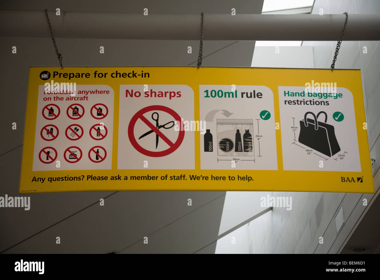 Warnschild mit gefährlichen verbotenen und verbotenen Gefahrengütern bei der Sicherheitskontrolle – nach dem Check-in – am Flughafen Gatwick. UK. Stockfoto